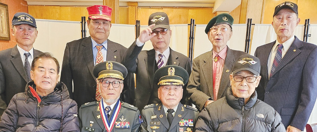 대한민국 예비역 영관장교회 미동부지회 가 지난 23일 베이사이드 삼원각 식당에서 연말 임원회의를 가졌다. 회원들은 “새해에는 친교를 강화해서 더 많은 동포사회 리더들이 참여할 수 있는 단체로 위상을 강화하자”고 다짐했다.  [대한민국 예비역 영관장교회 미동부지회]