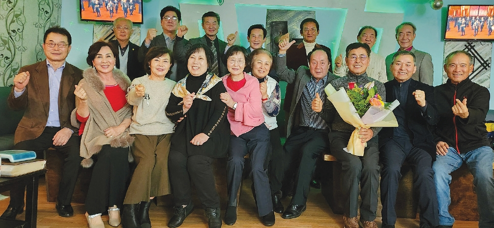 전직 직능단체협의회(현 대뉴욕한인경제단체협의회) 회장 모임인 단우회는 28일 플러싱 열린노래방에서 연말 총회 겸 송년의 밤을 진행했다. 단우회는 “17명이 부부 동반으로 모여 덕담을 나누며 즐거운 시간을 보냈다”고 전했다.  [단우회]