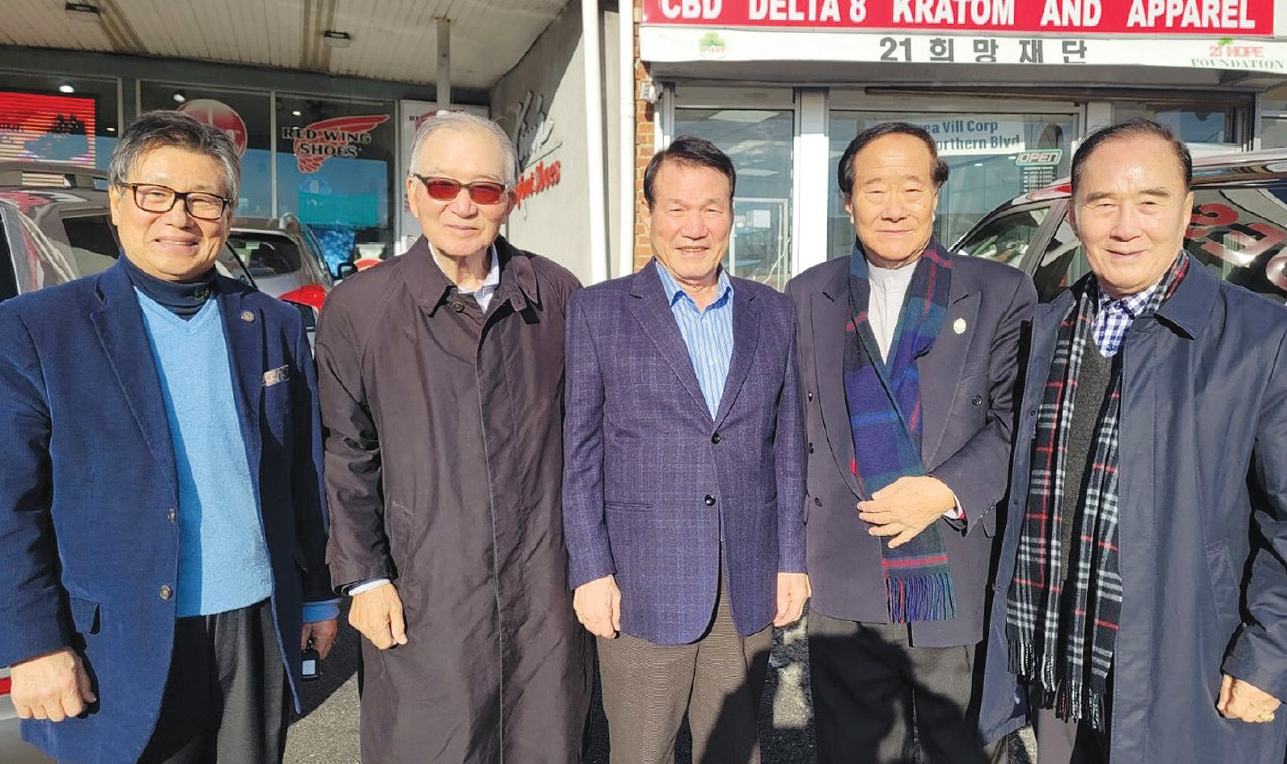 국정원로자문회의 준비위원들이 지난 22일 플러싱 산수갑산2 식당에서 모임을 갖고, 향후 준비위 확대 등에 대해 논의했다. 왼쪽부터 계동휘 박사, 김영덕 박사, 변종덕 21희망재단 이사장, 김용걸 신부, 전 해병대 사령관 전도봉 장군.  [국정원로자문회의 준비위]