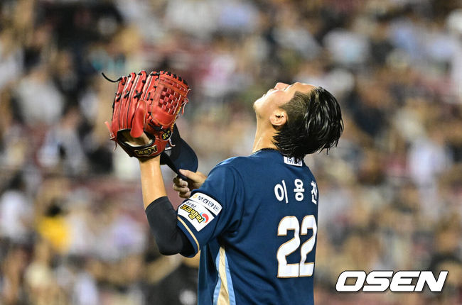 [OSEN=잠실, 지형준 기자] 11일 오후 서울잠실야구장에서2024 신한 SOL Bank KBO리그 LG 트윈스와 NC 다이노스의 경기가 열렸다.이날 LG는 손주영, NC는 신민혁을 선발로 내세웠다.9회말 1사에서 NC 이용찬이 LG 오스틴에 솔로포를 허용하며 아쉬워하고 있다. 2024.08.11 / jpnews@osen.co.kr