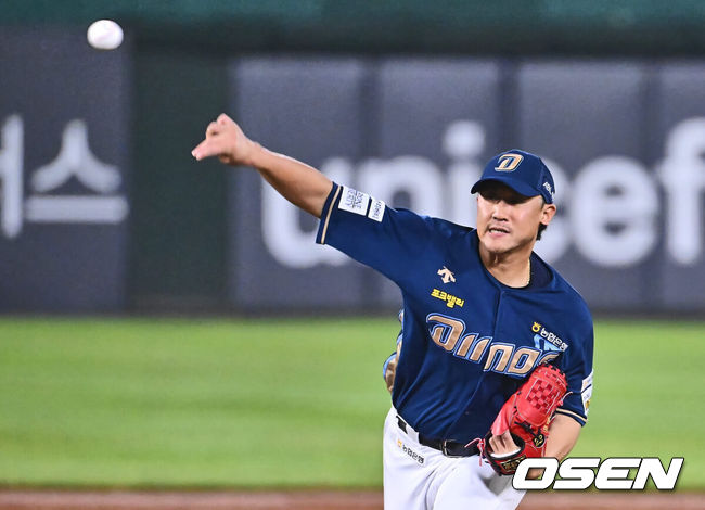 [OSEN=부산, 이석우 기자] 7일 부산 사직야구장에서 2024 신한 SOL 뱅크 KBO 리그 롯데 자이언츠와 NC 다이노스의 경기가 열렸다. 홈팀 롯데는 김진욱이 선발 출전하고 NC는 이재학이 선발 출전했다.NC 다이노스 이용찬이 역투하고 있다. 2024.08.07 / foto0307@osen.co.kr