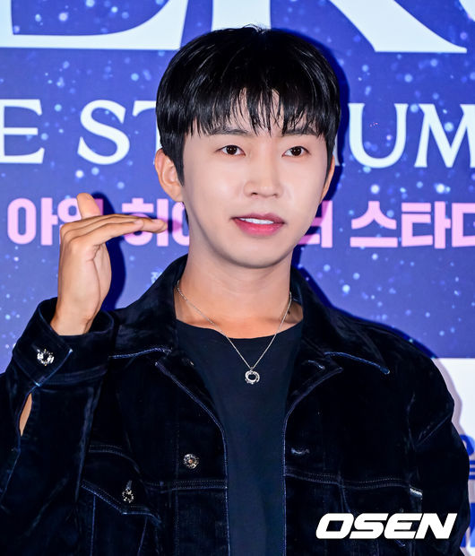 [OSEN=지형준 기자] 22일 오후 서울 CGV 용산 아이파크몰에서 영화 '임영웅 아임 히어로 더 스타디움' 언론시사회 및 무대인사가 열렸다.‘임영웅│아임히어로더스타디움’은지난5월약10만명의영웅시대와서울월드컵경기장을하늘빛으로가득채운임영웅의첫스타디움입성기를다룬영화로,공연실황과함께비하인드가그려진다.임영웅이 포토타임을 하고 있다. 2024.08.22 / jpnews@osen.co.kr