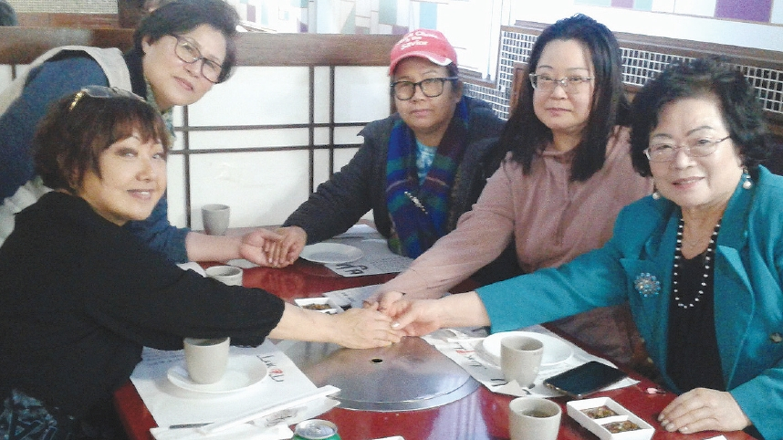 뉴욕복음선교교회 룻스 이 목사(오른쪽 첫 번째)는 지난달 29일 뉴욕시 플러싱 산수갑산1 식당에서 박스 잔 뉴욕한인학부모협회 이사장, 문종희 목사 등과 함께 송년 모임을 가졌다. 이 목사는 “뒤쳐진 사람들을 돕기 위해 이 자리에 모였다”며 “새해에는 뉴욕에서 많은 이들이 하나님의 손길을 느낄 수 있었으면 한다”고 전했다.  [뉴욕복음선교교회]