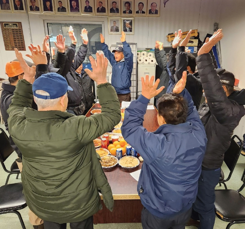 뉴욕한인수산인협회(회장 조동현)는 2일 브롱스 풀턴시장 내에 위치한 협회 사무실에서 2024 갑진년 시무식을 개최했다.  [뉴욕한인수산인협회]