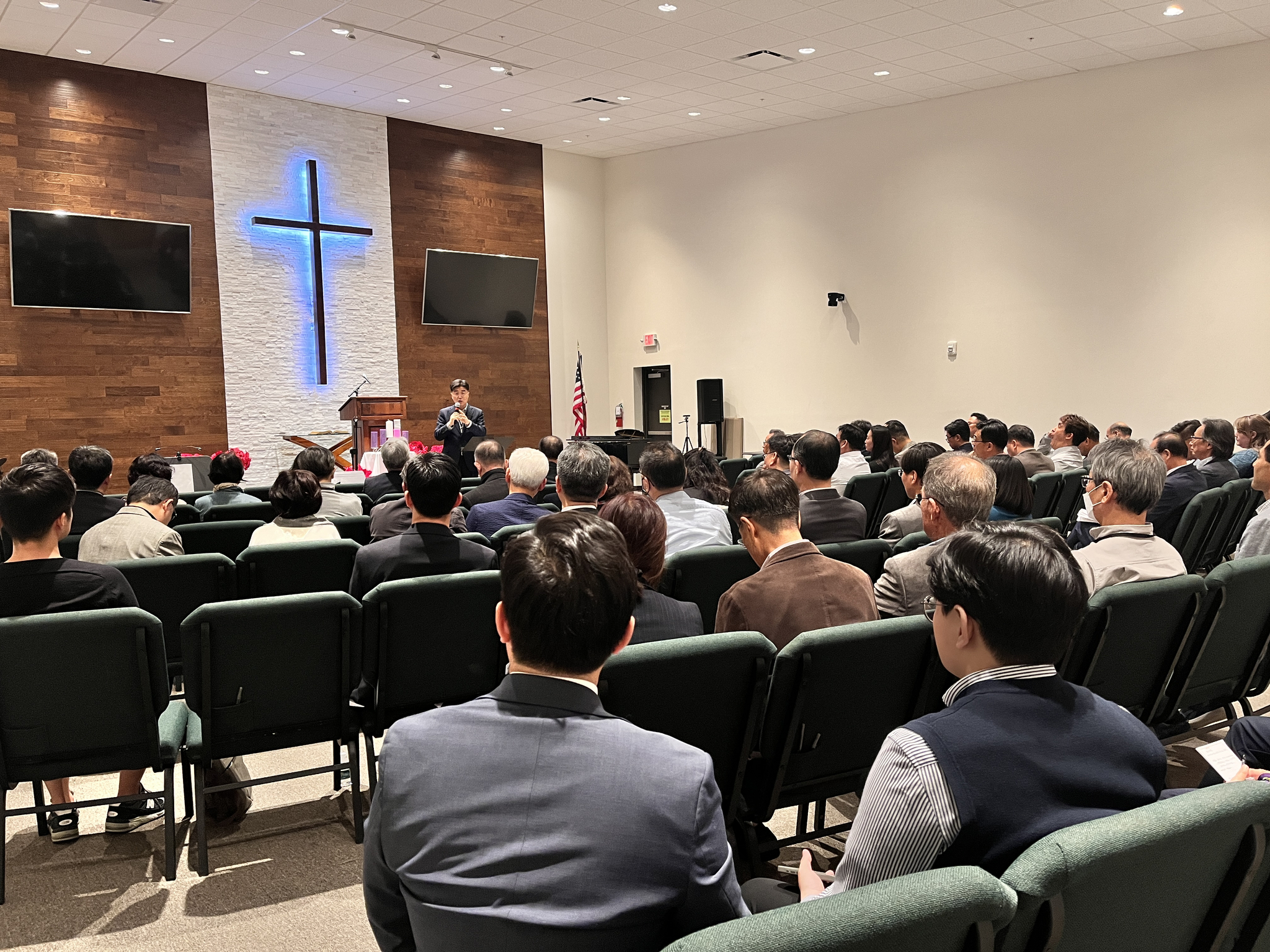 지난달 플로리다에서 열린 한미연회 비전 콘퍼런스에 참석한 목회자 및 평신도 리더들이 강연을 듣고 있다. [한미연회 제공]