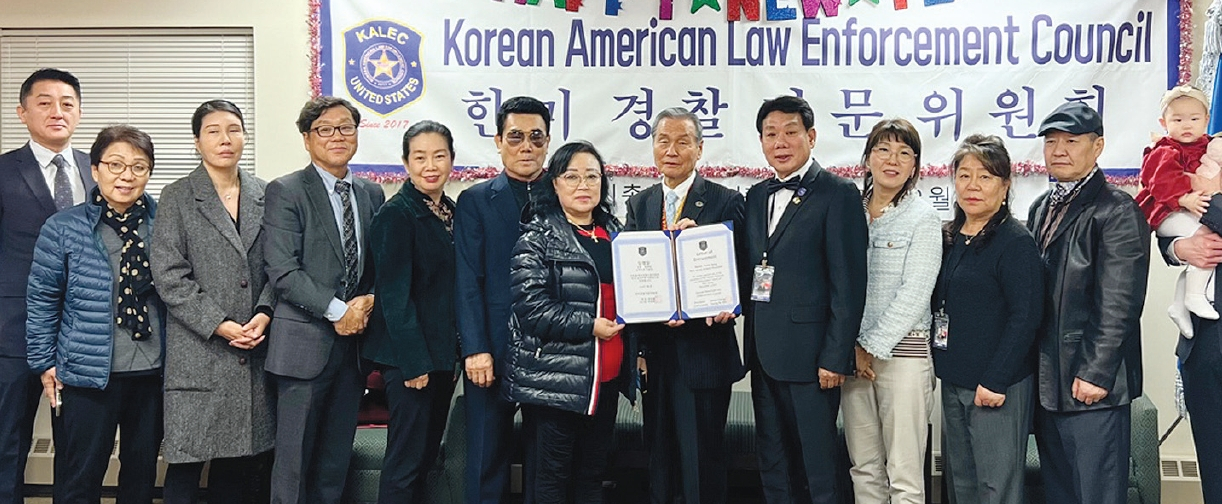 한미경찰자문위원회(회장 정영렬·이사장 마영애)는 지난달 29일 뉴저지주 티넥 시니어센터에서 2023년 정기총회 및 송년회를 개최했다. 이날 행사에서는 제1대 정영렬 회장이 제2대 회장으로 유임됐고, 정재범 지회장이 임명됐다. 뉴욕·뉴저지·조지아주 지회를 설립한 자문위는 곧 캘리포니아주(샌프란시스코) 지회를 설립할 예정이다.  [한미경찰자문위원회]