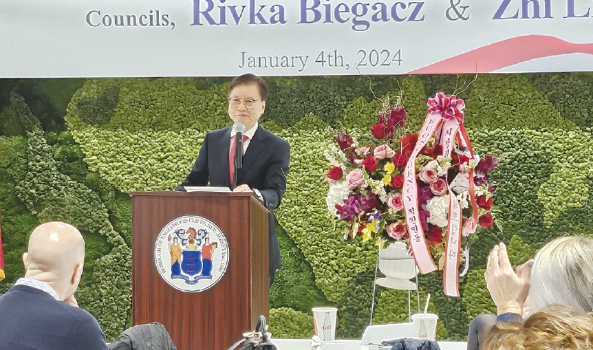 박명근 뉴저지 잉글우드클립스 시장의 취임 축하행사가 4일 LG전자 뉴저지 사옥에서 열렸다. 잉글우드클립스에 아시아계 시장이 탄생한 건 이번이 처음이다. 박명근 신임 시장은 이코노보험 대표로 사업을 경영하며 뉴저지한인경제인협회장 등을 역임한 바 있다. 잉글우드클립스 시의원 등을 거치며 지역사회 공헌도 꾸준했다.  [이코노보험]