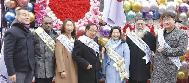 아시안아메리칸사법경찰자문위원회가 지난 6일 플러싱 메인스트리트에서 열린 제2회 카네이션 퍼레이드에 참석했다. 위원회는 중국·파키스탄·인도 등 다른 아시안 커뮤니티와 협력을 약속했다.  [아시안아메리칸사법경찰자문위원회]