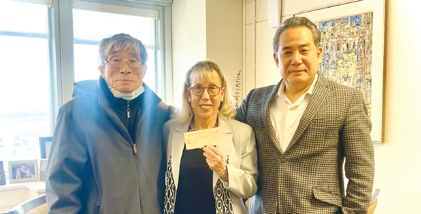 한인사회연구재단(회장 정홍균·오른쪽)은 10일 퀸즈칼리지를 방문해 민병갑 석좌교수(왼쪽)가 동석한 가운데 퀸즈칼리지 파운데이션(QCF) 로리 도프 부대표에게 학생비상기금(Student Emergency Fund)으로 5000달러를 전달했다. 이 기금은 경제적으로 어려움을 겪고 있는 학생들의 병원 치료비, 의식주 문제, 도난 및 범죄 피해 등을 지원하기 위한 것으로 개인이나 기관도 참여할 수 있다. 문의 718-997-5051. [한인사회연구재단]