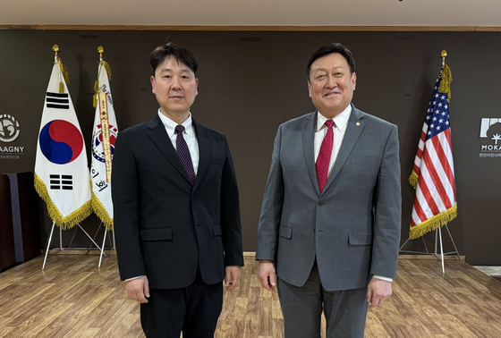  뉴욕한인회는 19일 아시아나항공 김대열 뉴욕여객지점장이 부임 인사차 맨해튼에 있는 뉴욕한인회를 방문해 김광석 회장(오른쪽)과 동포들을 위한 항공 서비스 만족과 개선 등에 대해 대화를 나눴다고 발표했다. 김 지점장은 오는 5월부터 시작되는 야간편 증편 운항 등에 대해 설명하고 “아시아나항공에 대한 동포들의 사랑과 성원에 깊이 감사 드린다”고 인사했다. [사진 뉴욕한인회]