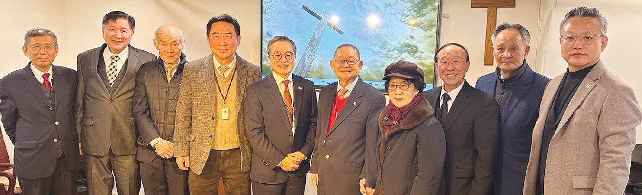정용호 주휴스턴총영사(왼쪽 5번째)는 20일 뉴욕극동포럼 임원들과 함께 더나눔하우스(대표 박성원 목사·오른쪽 세 번째)를 방문, 특강을 진행했다. 더나눔하우스 거주자들에게 희망의 메시지를 전했고, 소외된 한인동포들에게 따뜻한 마음을 전하는 시간을 보냈다.  [더나눔하우스]