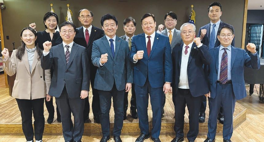 박상철 대한민국 국회 입법조사처장(앞줄 왼쪽 세 번째)을 단장으로 한 출장단이 25일 뉴욕한인회(회장 김광석·앞줄 왼쪽 네 번째)을 방문, 재외국민 참정권 확대와 복수국적 문제 등 동포사회 의견을 청취했다. 국정 전 분야를 조사, 분석하는 국회입법조사처는 국회 입법 및 정책개발 역량을 강화하기 위해 2007년 설립됐다.  [뉴욕한인회]