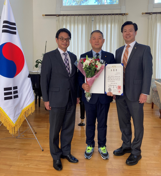 (왼쪽부터) 서상표 총영사, 권인 자문위원, 스티브 서 협의회장. [영사관 제공]