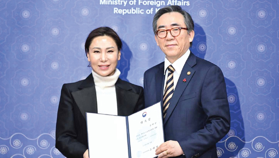 김민선 전 뉴욕한인회장(왼쪽)은 지난달 30일 한국 외교부 청사에서 열린 재외동포정책위원회 1차 회의에서 조태열 외교부 장관(오른쪽)으로부터 민간위원 위촉장을 받았다. 재외동포정책위원회는 정부의 재외동포정책을 종합적으로 심의조정하는 비상설 최고 심의기구다. 위원장은 외교부 장관이 맡으며, 정부 관계부처 위원 10여명과 민간위원 10명 등으로 구성된다.  [외교부]