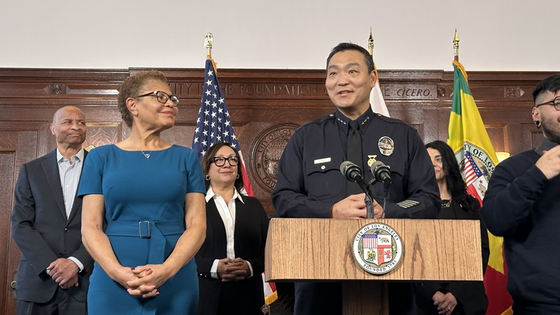 LA경찰국(LAPD) 도미니크 최 수석 부국장이 7일 LA시청에서 열린 기자회견에서 LAPD 임시 국장 임명 수락 배경을 설명하고 있다. [김상진 기자]