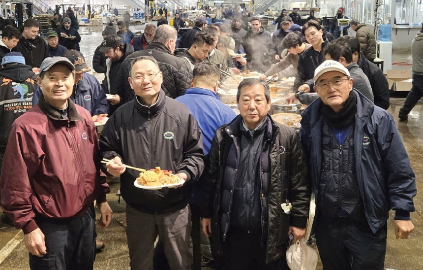 뉴욕한인수산인협회(회장 조동현·오른쪽 두 번째)는 8일 브롱스 풀턴수산시장 내 캘럽 해일리 도매상 앞에서 설날 잔치를 개최했다. 300여 명의 협회 회원, 소매상, 도매상과 음식을 나누며 설날의 정을 전파했다.  [뉴욕한인수산인협회]
