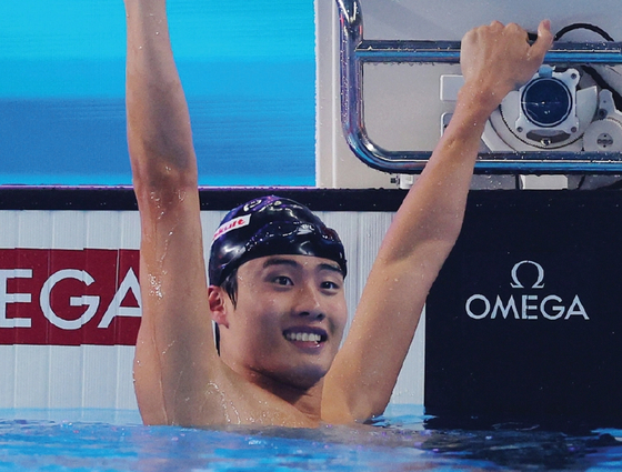 한국 수영 에이스 황선우 선수가 세계선수권 대회 남자 자유형 200m에서 우승을 차지했다. 황선우는 13일(현지시간) 카타르 도하 어스파이어돔에서 열린 경영 남자 자유형 200 결승에서 1분44초75로 가장 먼저 터치 패드를 찍었다. 결과 확인 후 팬들에게 인사하는 황선우 선수.  [로이터]