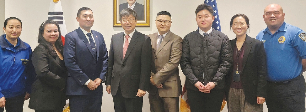 김의환 주뉴욕총영사(왼쪽 네 번째)는 12일 뉴욕시경(NYPD) 한인경찰협회 회장단을 접견하고, 한인 안전을 위한 간담회를 열었다. 이 자리에서 김 총영사는 “협회 회원들을 중심으로 NYPD 내 한인 위상을 높이고, 한인사회를 안전하게 만드는데 큰 관심과 노력을 기울여 달라”고 당부했다.  [뉴욕총영사관]