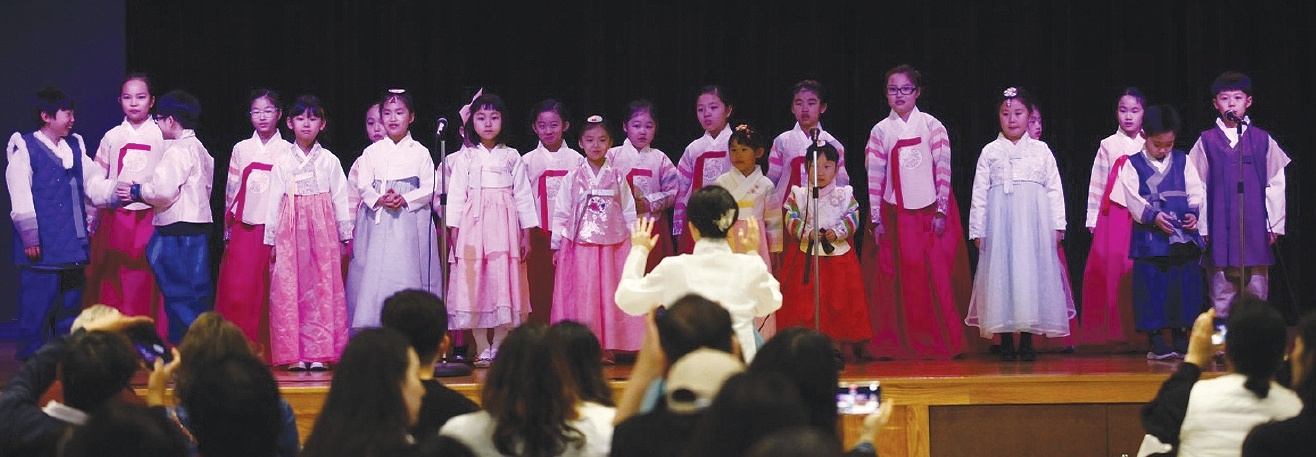 포트리한인학부모회가 지난 9일 포트리에 위치한 루이스 콜 중학교에서 2024 설날대축제를 개최했다. 포트리에 거주하는 한인 500여 명이 참석한 가운데 학생들은 동요 합창과 태권도, 부채춤, 사물놀이 등 한국 문화예술공연을 선보였으며 제기차기, 딱지치기 등 민속놀이도 행사장에서 펼쳐졌다.  [포트리한인학부모회]
