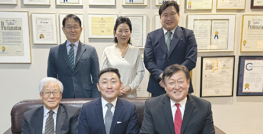 최근 보직이 변경된 임수용(앞줄 가운데) 뉴욕총영사관 동포담당 영사가 13일 이동규 동포담당 영사(뒷줄 오른쪽)와 함께 뉴욕한인회를 방문해 김광석 회장(앞줄 오른쪽)과 임원진을 만나 동포사회 현안을 논의했다. 민원실장으로 근무하던 임 영사는 지난 1일부터 동포담당영사로 보직을 옮겼다.  [뉴욕한인회]