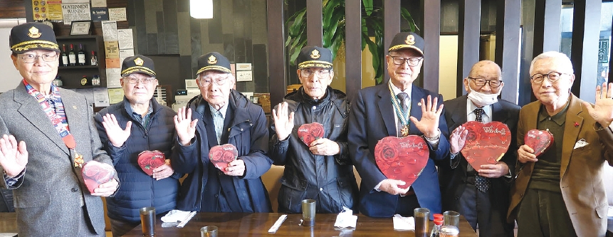 대한민국6·25참전유공자회뉴욕지회(회장 박근실, 왼쪽 5번째)는 14일 플러싱 삼원각 식당에서 월례회를 열고 발렌타인데이 초콜릿을 나누며 인사했다. 이날 회원들은 건강 상태를 공유하고 서로 덕담을 나눴다.  [대한민국6·25참전유공자회뉴욕지회]