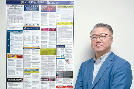 10년째 노동법 포스터를 무료로 제공하고 있는 써니보험 제이슨 장 대표. [써니보험 제공]
