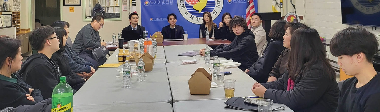 뉴저지한인회(회장 이대우·가운데)는 21일 뉴저지한인회관에서 이사회를 개최했다. 이사회는 8기 차세대 이사를 모집하고, 이들을 위한 세미나를 개최하기로 했다. 차세대 이사에 관심이 있다면 뉴저지한인회(201-945-9456)에 연락하면 된다.  [뉴저지한인회]