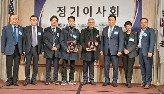 (좌로부터) 양학봉 부이사장, 홍성모 이사장, 김경현 수석부회장, 최준원·이용기 신임이사, 김 회장, 김지나·김재항 부회장이 함께 자리했다. [LA상의 제공] 