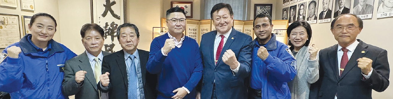 타미 최 뉴욕한인경찰협회(왼쪽 네 번째) 신임 회장이 지난 23일 뉴욕한인회를 방문, 향후 활동 계획을 전하며 상호 협력 방안에 대해 논의했다. 이날 참여한 김광석 뉴욕한인회장(오른쪽 네 번째) 등은 범죄 피해 신고 방법, 소매 상점에서 강도 침입 시 대처 요령 등을 교육하는 포럼을 함께 개최하기로 합의했다.  [뉴욕한인회]