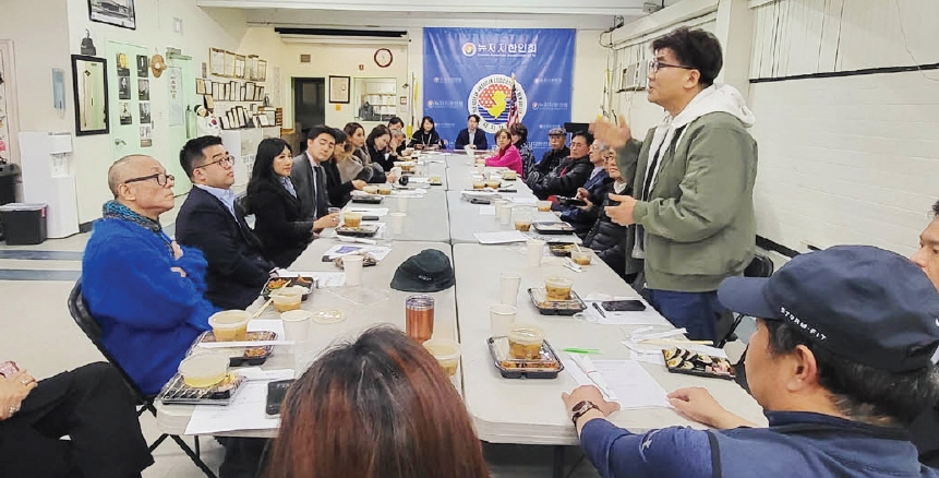 뉴저지한인회(회장 이대우)는 26일 뉴저지한인회관에서 정기 이사회를 개최했다. 이사회는 한인회관 건립 추진위를 구성하고 관련 사업을 촉진할 것을 논의했다. 건립 비용 마련을 위해 홍보도 강화하기로 했다. 이날 김형구, 케티 박 이사가 부이사장에 선임됐으며, 총무이사로는 제니퍼 황 이사를 추대했다.  [뉴저지한인회]