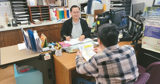 지난 28일 비영리단체 샬롬센터에서 이지락 소장이 고객과 드림포올에 대해 상담하고 있다. [샬롬센터 제공]