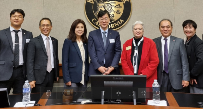 지난 1월 9일 부에나파크 시청을 방문한 이민근(가운데) 안산 시장이 수전 소네 부에나파크 시장, 조이스 안 부시장, OC한인상공회의소 관계자 등과 함께 자리했다. [부에나파크 시 제공]