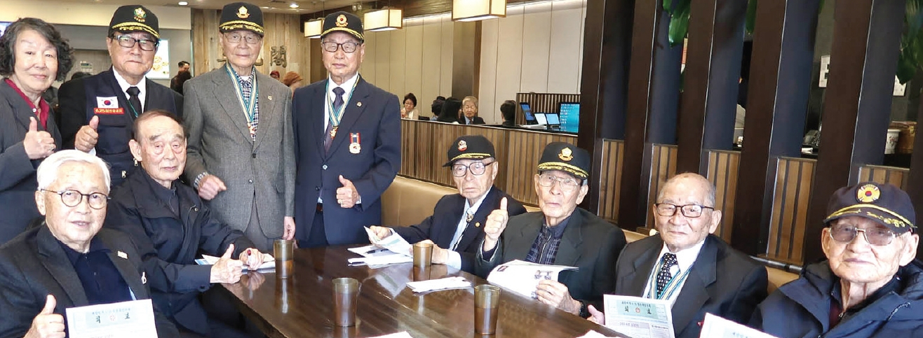 대한민국6·25참전유공자회 뉴욕지회 월례회가 13일 플러싱 삼원각 식당에서 진행됐다. 박근실 회장(정면 오른쪽), 고영섭 이사장(정면 오른쪽 두 번째) 등 한국전쟁 참전용사들이 참석해 자유 민주주의 통일과 세계 평화를 염원했다.  [대한민국6·25참전유공자회 뉴욕지회]