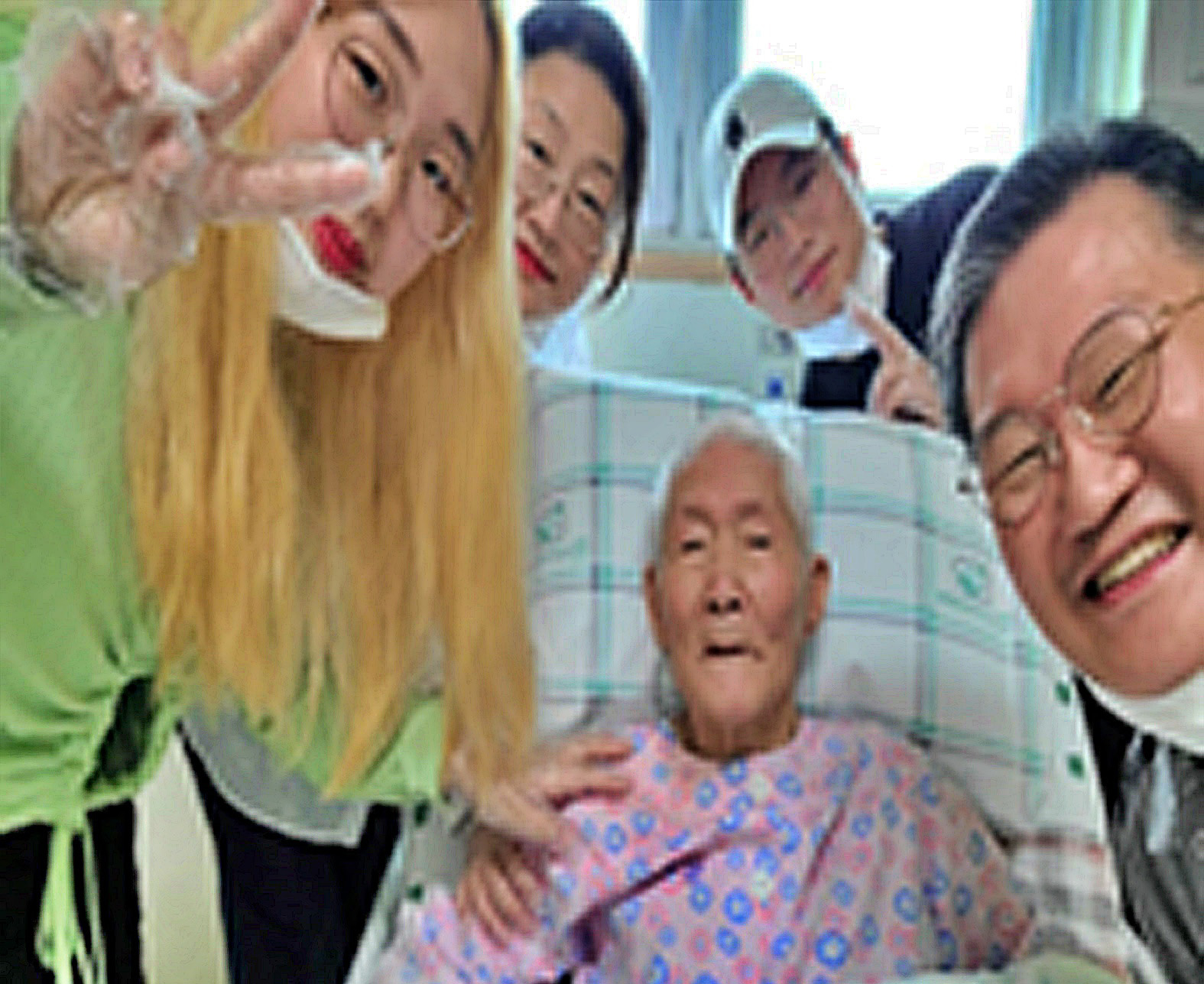 주님의식탁선교회(대표목사 이종선)는 서류미비 셸터 거주자들의 한국행을 지원하고 있다며 앞서 한국에 돌아간 고요한 목사(가운데)의 근황을 14일 공개했다. 12일에도 서류미비 셸터 거주자 2명(누적 28명)을 한국에 돌려보냈다. 이 목사는 “서류미비자 한국행은 뉴욕 한인사회를 위한 일”이라고 강조했다. [주님의식탁선교회]
