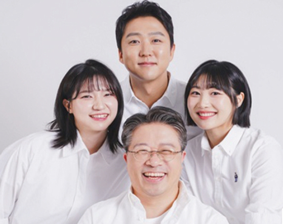 그래비티 헤어리프팅 샴푸를 개발한 카이스트 이해신 석좌교수와 제품개발에 참여한 젊은 과학도들.