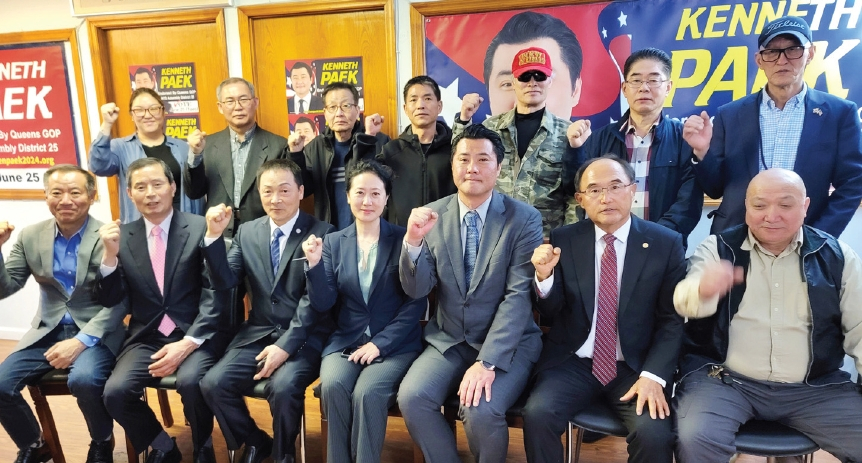 뉴욕주하원 제25선거구 공화당 예비선거에 출마한 케네스 백 후보(한국이름 백정호·앞줄 왼쪽 5번째) 선거대책본부가 16일 퀸즈 플러싱 선거사무실에서 출정식을 열었다. 이 자리에는 선거대책본부장을 맡은 곽호수 한인단체장연합회장(앞줄 왼쪽 두 번째) 등이 참석했다.  [사진 케네스 백 후보 선거캠프]