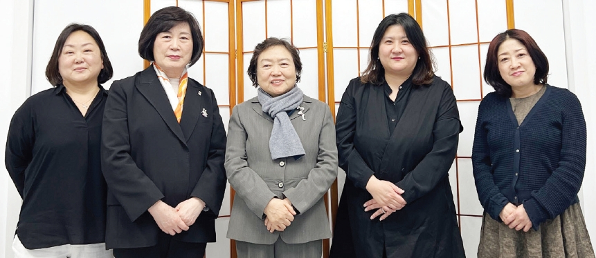 뉴욕가정상담소는 지난 13일 플러싱 함지박 식당에서 대한민국 국회 유엔 여성지위위원회 대표단과 간담회를 진행했다.  [뉴욕가정상담소]