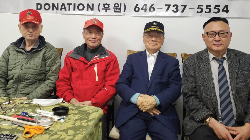 뉴저지 전몰장병가족지원협회가 19일 뉴저지 팰리세이즈파크에 위치한 사무실에서 고문단 모임을 열고 찰리 김(왼쪽) 씨를 이사장으로 추대했다. 김 이사장은 “협회 발전을 위해 최선을 다하고 동포들을 위해 봉사할 것”이라고 밝혔다.  [전몰장병가족지원협회]