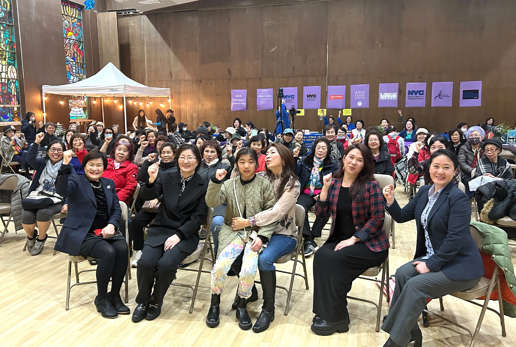 KCS 뉴욕한인봉사센타는 23일 베이사이드에 있는 센터 강당에서 지역사회 여성 리더들이 참석한 가운데 세계 여성의 날과 여성 역사의 달을 기념하는 행사를 열었다.이날 행사는 KCS 김명미 회장의 환영사를 시작으로 내빈들의 인사말, 요가와 댄스 실습, 다과 나눔 등 다양한 순서가 뜨거운 열기 속에 진행됐다. [뉴욕한인봉사센터] 