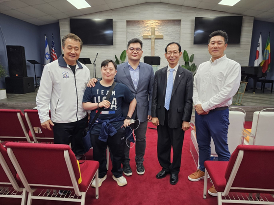 정규수 교수(가운데)와 체육회 관계자들이 세미나 후 기념사진을 찍었다.