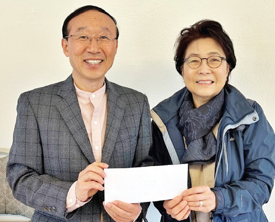 한인 홈리스 셸터 더나눔하우스(담임목사 박성원)가 지난달 27일 한국 삼성의료원 소아과 의사로 재직중 은퇴 후 뉴저지로 거주지로 옮긴 이문향 의사로부터 후원금 1000달러를 받았다.  [더나눔하우스]