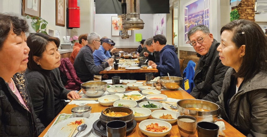 대뉴욕평안도민회 4월 월례회가 4일 플러싱 수원갈비식당에서 진행됐다. 평안도민회는 매월 첫 번째 목요일에 월례회를 진행하고 있다.  [대뉴욕평안도민회]