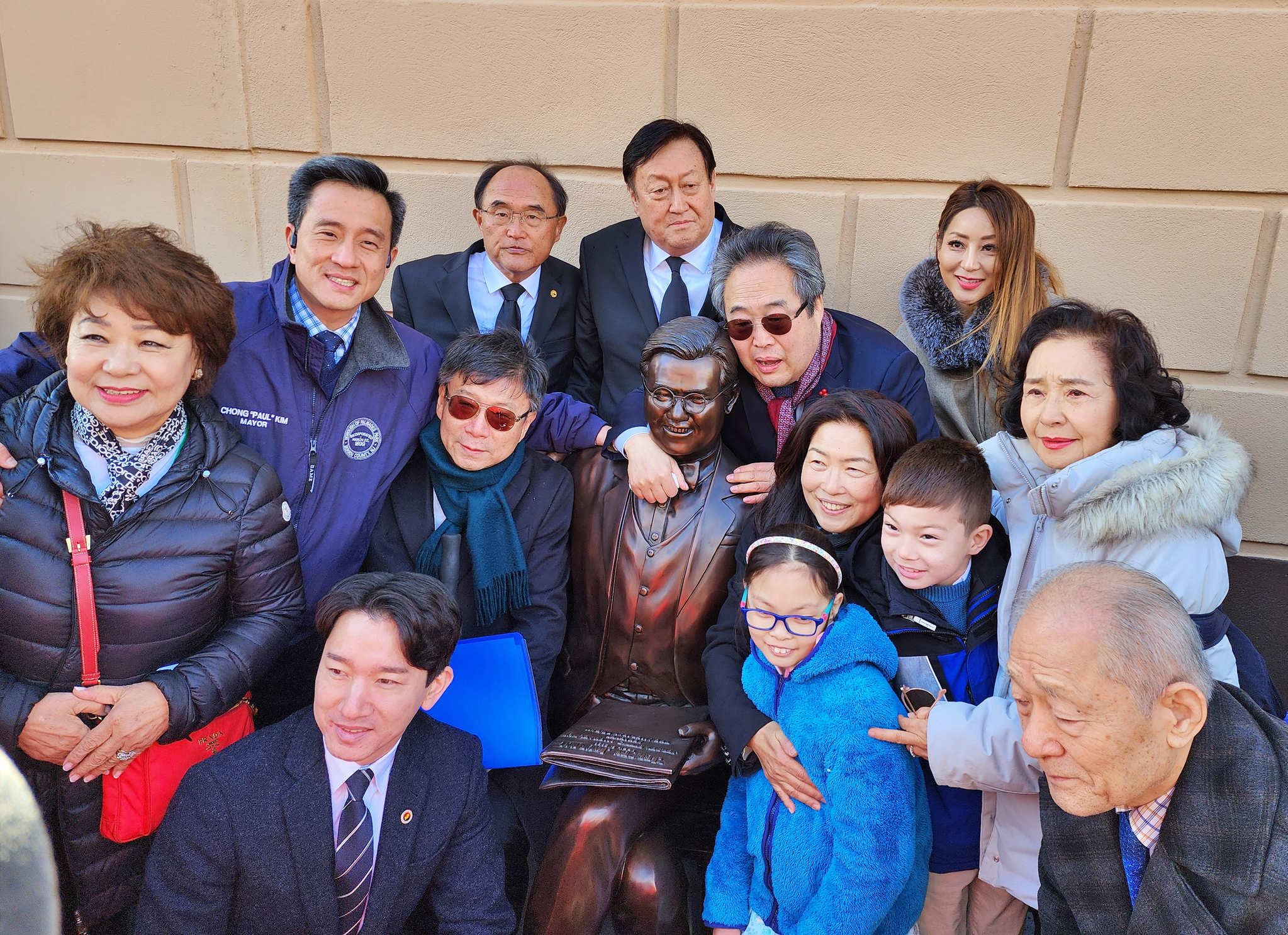 고 윤여태 저지시티 시의원 추모 동상 제막식이 그가 타계한지 4년째 되는 6일 뉴저지주 저지시티 366 센트럴애비뉴 교차로에서 열렸다. 이날 행사에는 김광석 뉴욕한인회장(동상 뒤 가운데)·아드리안 이 뉴저지한인회장(앞줄 왼쪽)·김의환 주뉴욕총영사(동상 왼쪽) 등이 참석했다. [윤여태 시의원 가족]