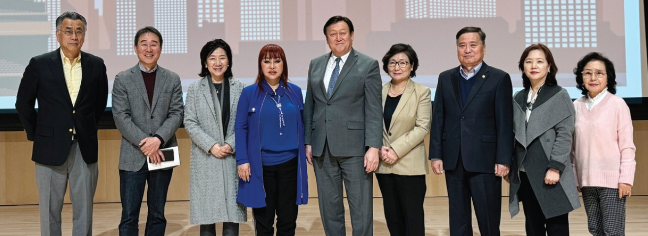 뉴욕한인회 임원진이 지난 5일 뉴욕한국문화원을 방문해 김천수 문화원장(왼쪽 두 번째)으로부터 자세한 설명을 들었다. 김 원장은 “뉴욕한국문화원을 뉴욕에 방문하면 누구나 오고 싶어하는 명소로 만들고자 노력하겠다”고 전했으며, 김광석 뉴욕한인회장(가운데)은 “한국의 아름다움을 널리 알리는 K-문화의 중심으로 발전시키기를 기원한다”고 밝혔다.  [뉴욕한인회]