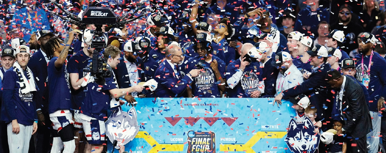 8일 애리조나주 글렌데일 스테이트팜 스타디움에서 열린 미국대학스포츠협회(NCAA) 남자 농구 결승전에서 커네티컷대 허스키즈팀이 퍼듀 보일러메이커스팀을 75대 60으로 꺾고 2년 연속 우승했다. 우승을 확정지은 후 선수들이 트로피를 들어올리고 있다.  [로이터]