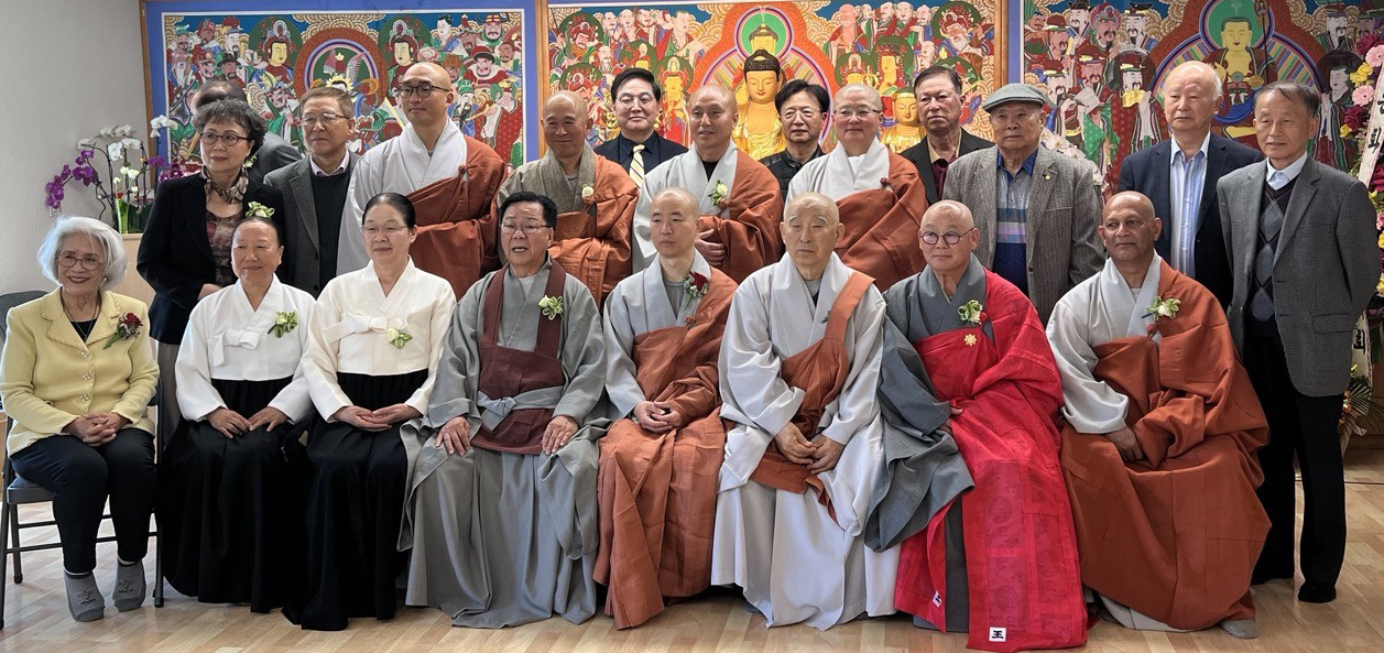 OC법보선원장 이, 취임식 참석자들이 함께 자리했다. 맨 앞줄 왼쪽 네 번째부터 퇴임한 정정달 법사, 신임 선원장 덕일 스님. [OC법보선원 제공] 