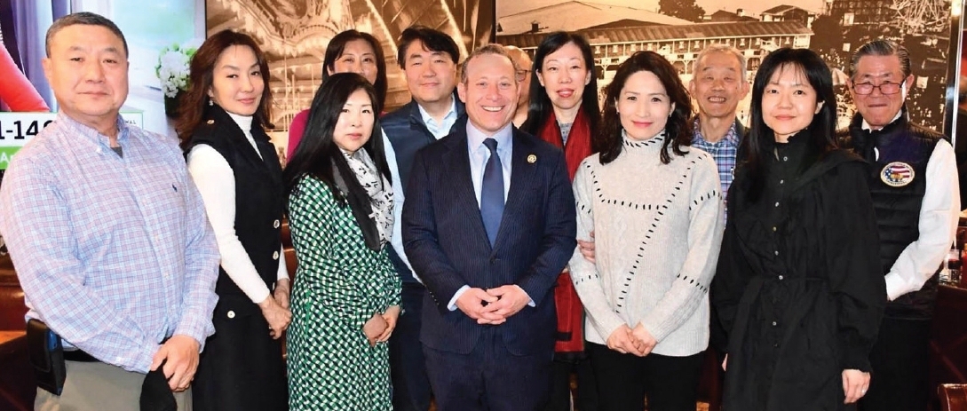 조시 고트하이머 연방하원의원(민주·뉴저지 5선거구)이 지난 2일 뉴저지 포트리에 위치한 칠러스 그릴 식당에서 아시아·태평양계(AAPI) 커뮤니티 리더들과 만나 협력 방안에 대해 논의했다. 고트하이머 의원은 “북부 뉴저지의 AAPI 가족들이 더 나은 삶을 살 수 있도록 끊임 없이 노력하겠다”고 밝혔다.  [고트하이머 의원실]
