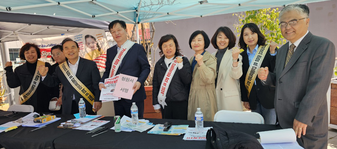 은혜한인교회(담임목사 한기홍)가 가주아동보호 주민발의안을 오는 11월 5일 선거 주민 투표에 회부하기 위해 벌여온 지지 서명 운동을 내일(13일) 마감한다. 은혜한인교회 목사, 신자 등은 지난달 11일부터 부에나파크의 더 소스 몰(6940 Beach Blvd) 4층 푸드코트 앞에서 서명 운동을 벌여왔다. 최근 캠페인 현장을 방문한 한기홍(맨 왼쪽에서 세 번째) 담임목사가 관계자들과 함께 결의를 다지고 있다.  [은혜한인교회 제공] 
