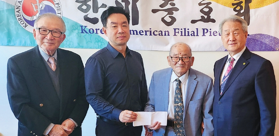 앤드류 박 변호사(왼쪽 두 번째)가 한미충효회(회장 임형빈·왼쪽 세 번째) 제21회 효자·효부 시상식 및 경로대잔치를 위해 16일 한미충효회 사무실을 방문해 후원금 5000달러를 전달했다.  [사진 한미충효회]