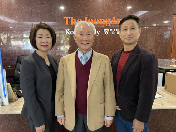 2024 LA평통 통일활동 기금모금 골프대회를 허연이(왼쪽부터) 준비위원장, 박형만 대회장, 배영호씨가 알리고 있다.